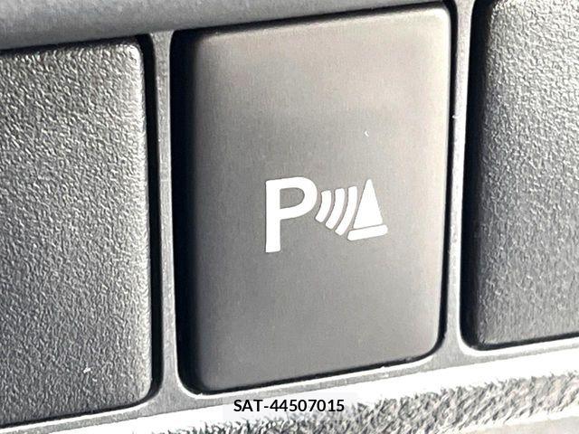 Lexus IS 2018-10 8438349-6