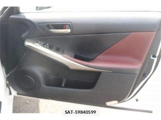 Lexus IS 2018-03 8525516-29