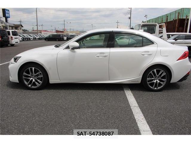 Lexus IS 2017-04 8525512-12