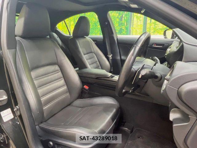 Lexus IS 2020-11 8525504-9