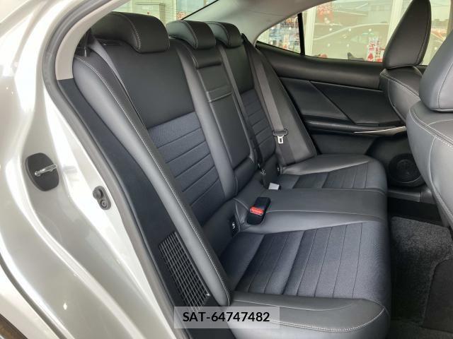 Lexus IS 2016-03 8562436-16