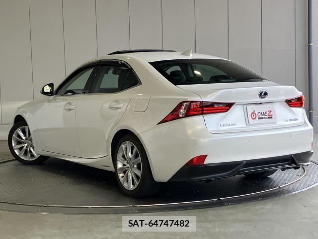 Lexus IS 2016-03 8562436-25