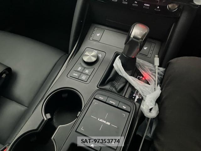 Lexus IS 2021-10 8659919-13