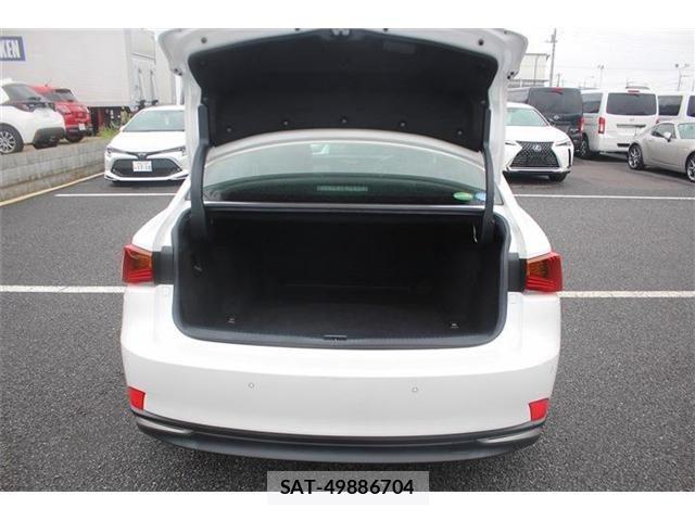 Lexus IS 2017-06 8659921-28