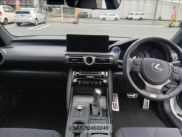 Lexus IS 2022-04 8743411-2