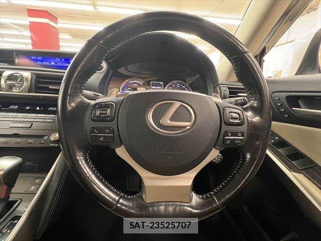 Lexus IS 2018-04 8743421-9