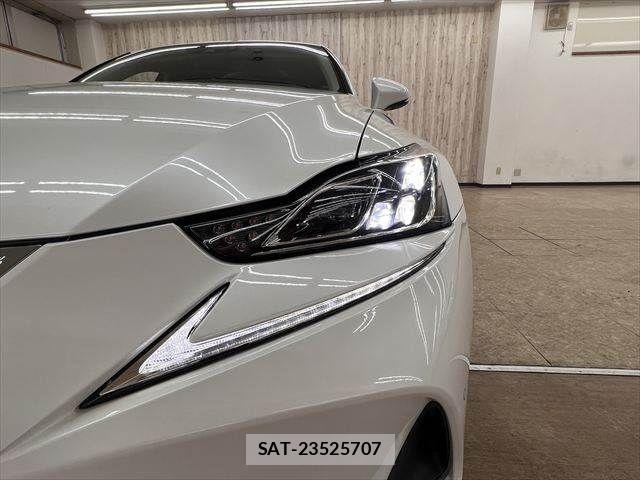 Lexus IS 2018-04 8743421-10