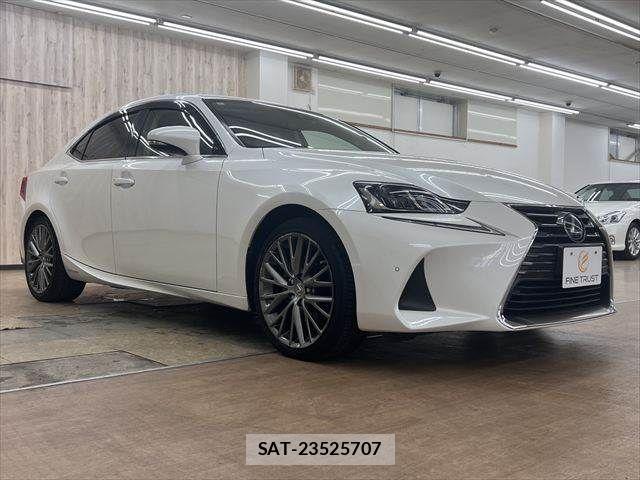 Lexus IS 2018-04 8743421-13