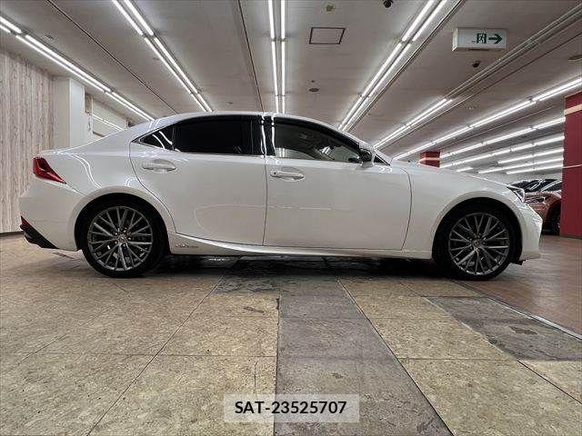 Lexus IS 2018-04 8743421-14