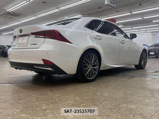 Lexus IS 2018-04 8743421-16