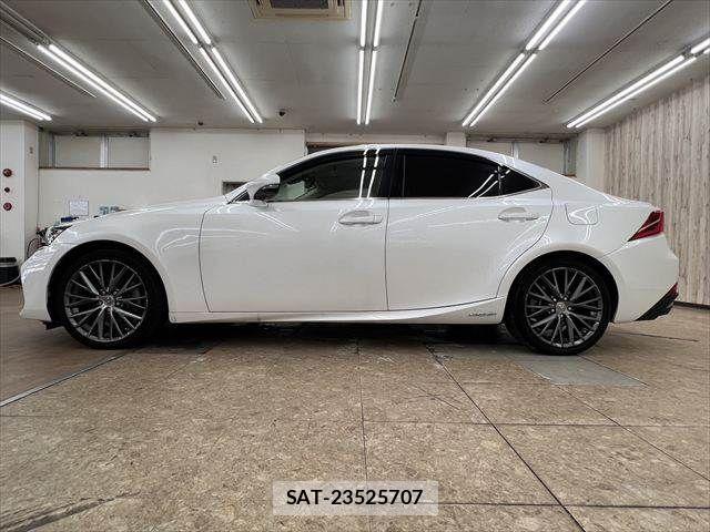 Lexus IS 2018-04 8743421-18