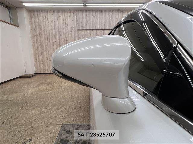 Lexus IS 2018-04 8743421-22