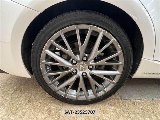Lexus IS 2018-04 8743421-23