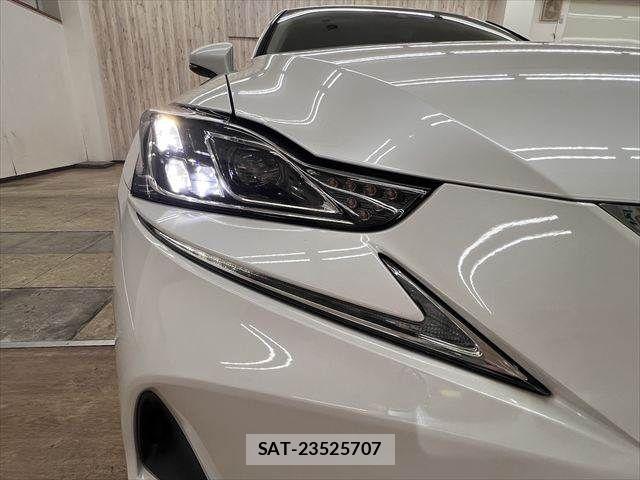 Lexus IS 2018-04 8743421-26
