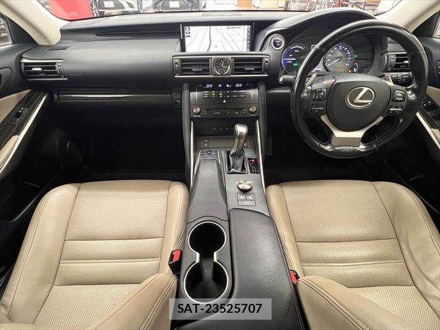 Lexus IS 2018-04 8743421-2