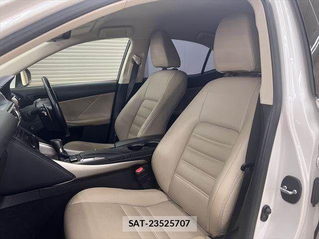 Lexus IS 2018-04 8743421-29
