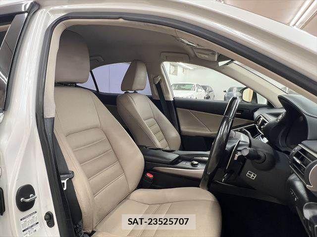 Lexus IS 2018-04 8743421-6