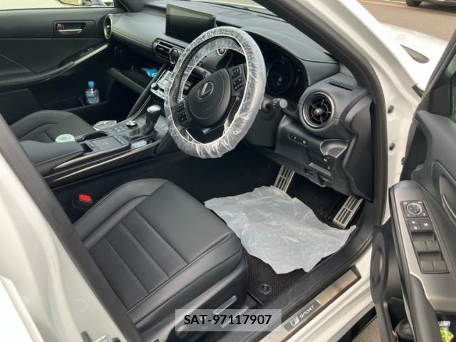 Lexus IS 2025-03 8743403-3