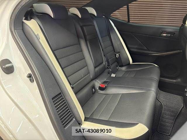 Lexus IS 2016-04 8796464-11