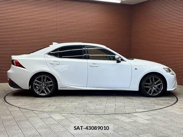 Lexus IS 2016-04 8796464-16