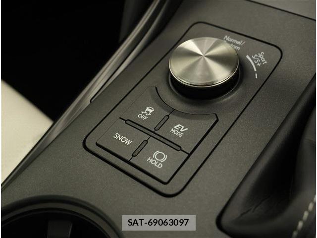 Lexus IS 2023-10 8829941-10