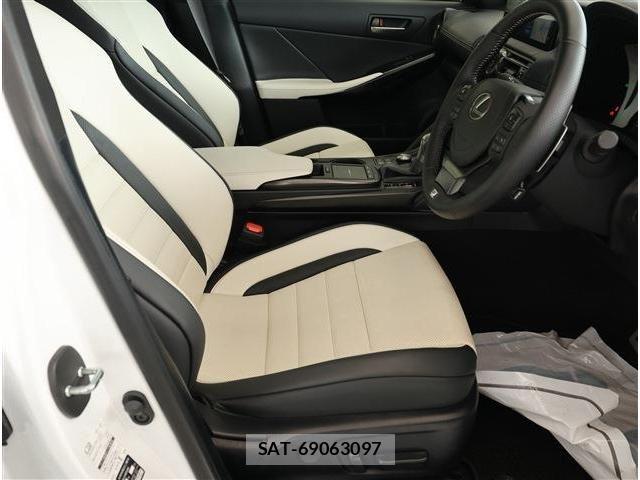 Lexus IS 2023-10 8829941-12