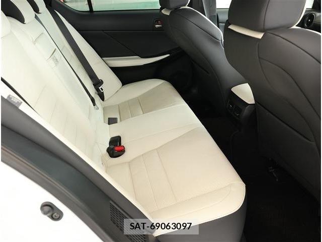 Lexus IS 2023-10 8829941-13