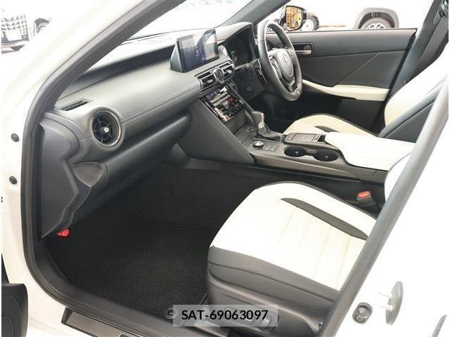 Lexus IS 2023-10 8829941-14