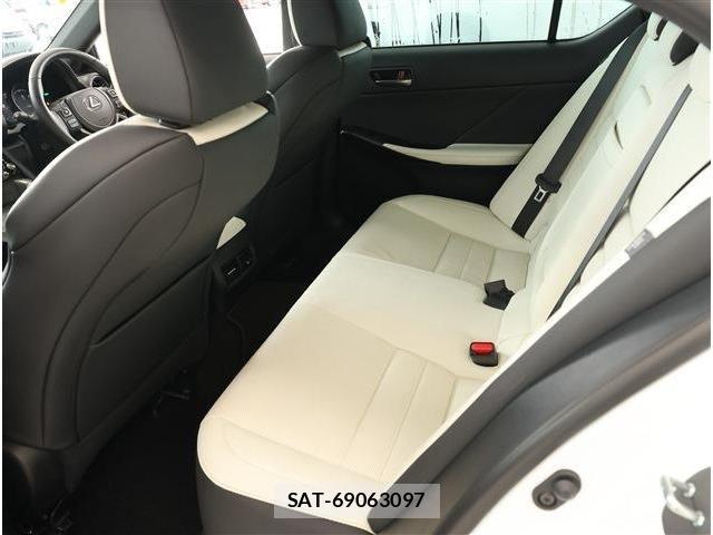Lexus IS 2023-10 8829941-15