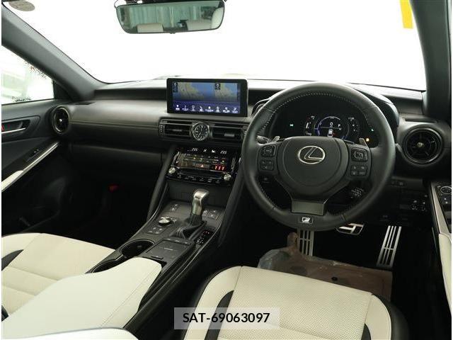 Lexus IS 2023-10 8829941-1