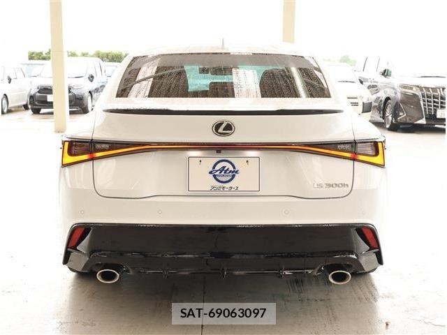 Lexus IS 2023-10 8829941-21