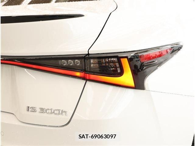 Lexus IS 2023-10 8829941-25