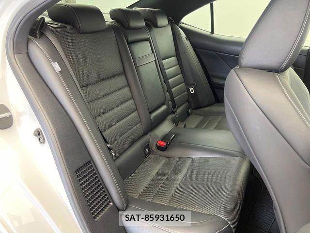 Lexus IS 2018-02 8849575-15