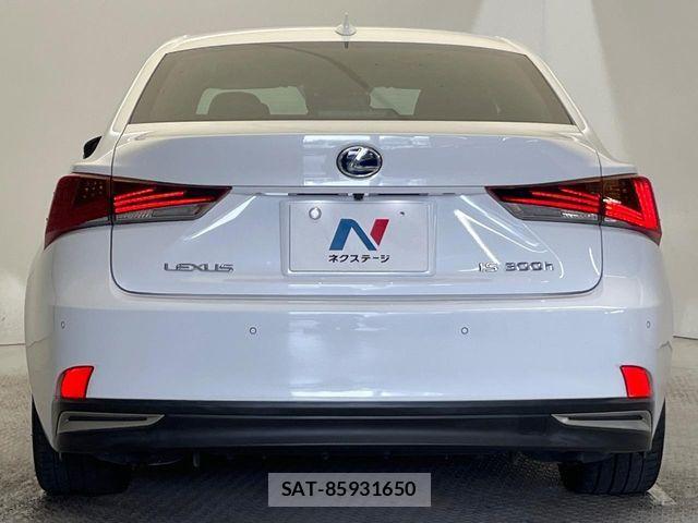 Lexus IS 2018-02 8849575-17