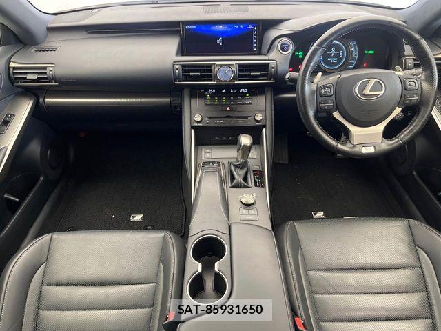 Lexus IS 2018-02 8849575-1