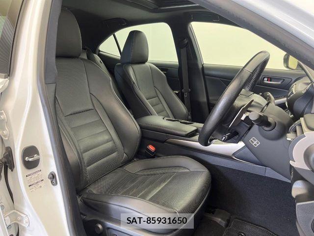 Lexus IS 2018-02 8849575-2