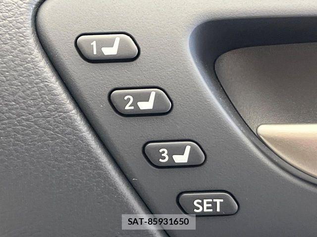 Lexus IS 2018-02 8849575-3