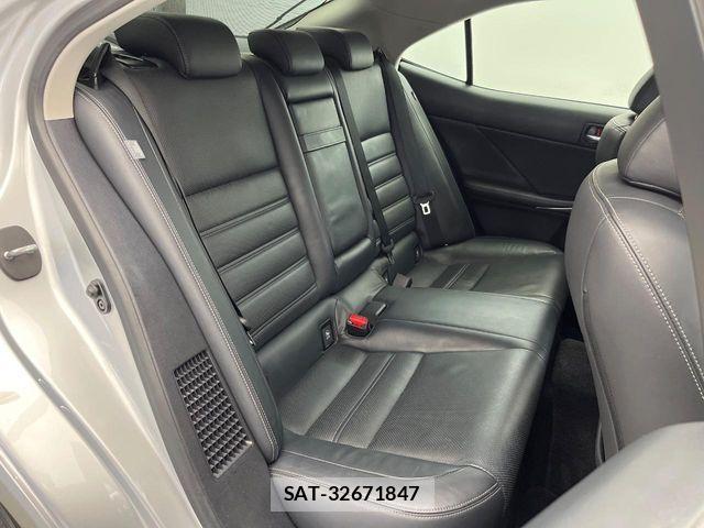 Lexus IS 2013-06 8849574-13