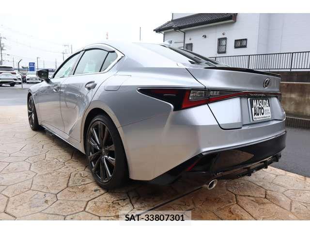 Lexus IS 2023-09 8849572-4