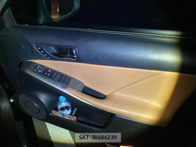 Lexus IS 2013-11 8848994-14