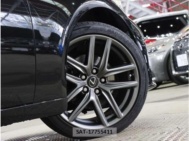 Lexus IS 2014-05 8849215-16