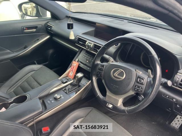 Lexus IS 2018-07 8880497-9