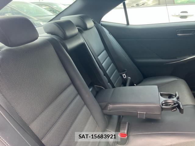 Lexus IS 2018-07 8880497-11