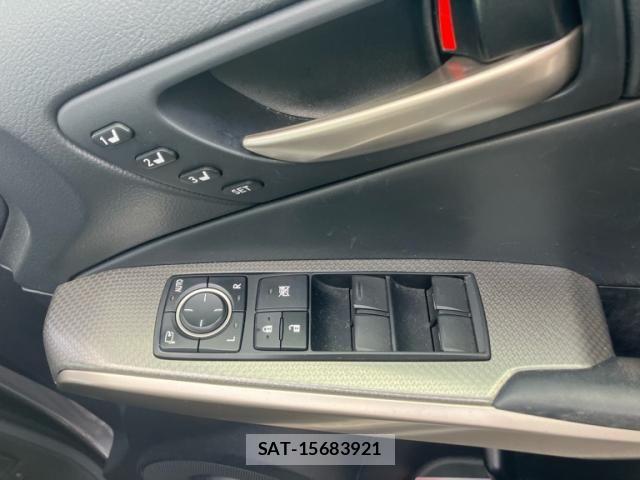 Lexus IS 2018-07 8880497-13
