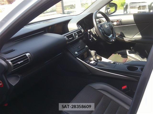 Lexus IS 2015-09 8880498-12