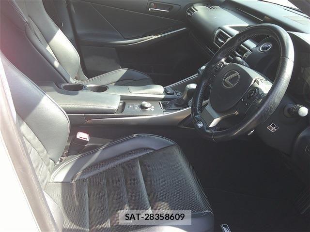 Lexus IS 2015-09 8880498-16