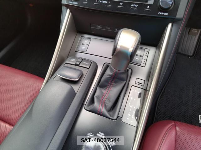 Lexus IS 2014-01 8883843-14