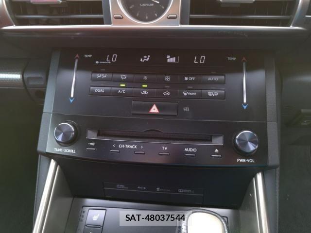 Lexus IS 2014-01 8883843-15