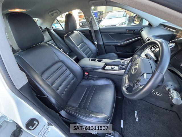 Lexus IS 2014-02 8883842-14
