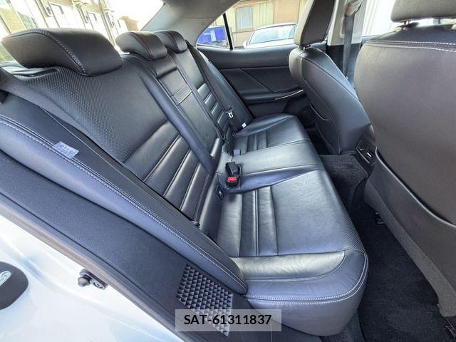 Lexus IS 2014-02 8883842-16